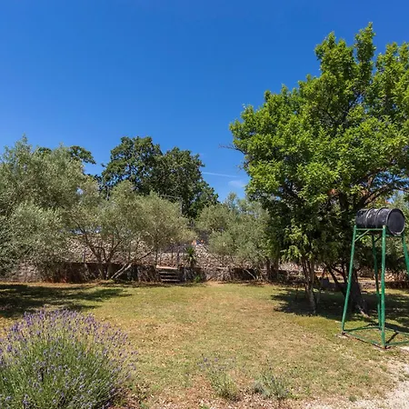 Feriehus Stunning In Muraj With Kitchen *