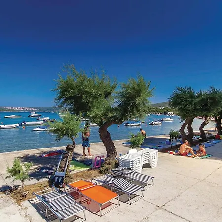 Vakantiehuis Stunning In Muraj With Kitchen