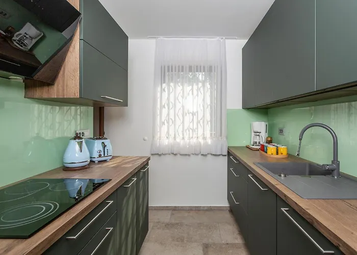 Stunning In Muraj With Kitchen בית נופש Kornić